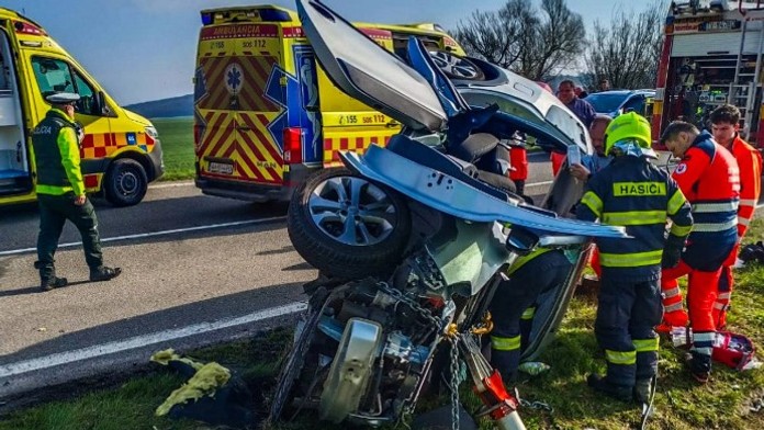 Na snímke zničené osobné auto po čelnej zrážke s nákladiakom.