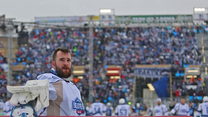 Na snímke brankár Komety Brno Slovák Marek Čiliak pred začiatkom zápasu pod holým nebom.