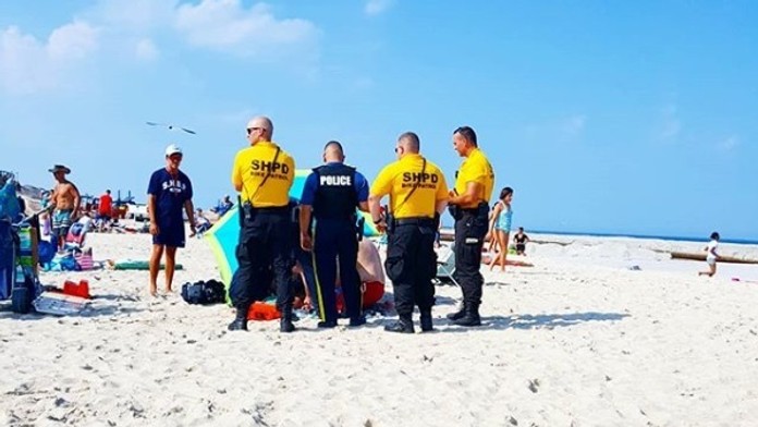 Žena utrpela na pláži škaredý úraz.