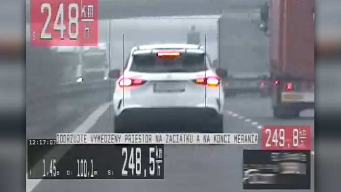 Po D1 sa rútil mercedes takmer 250 km/h. Keď ho zastavili policajti, vodič ochotne zaplatil pokutu a vysvetlil dôvod