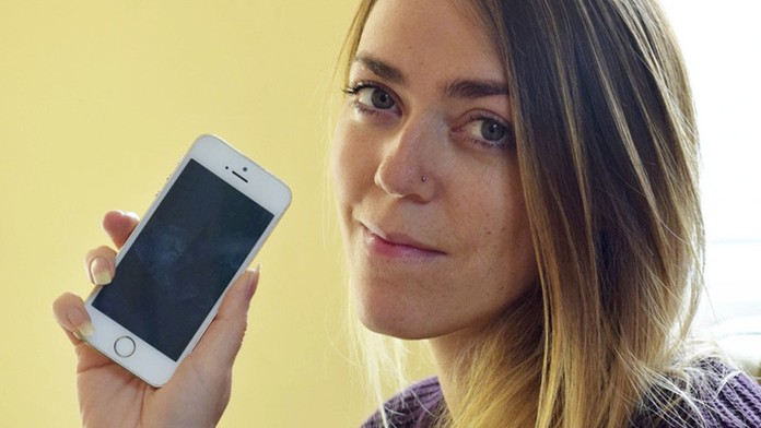 Sophie Highfield dostala nový iPhone. Mala v ňom čísla na celebrity.