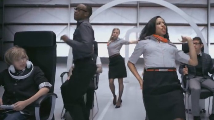 Vtipné inštruktážne video z lietadla