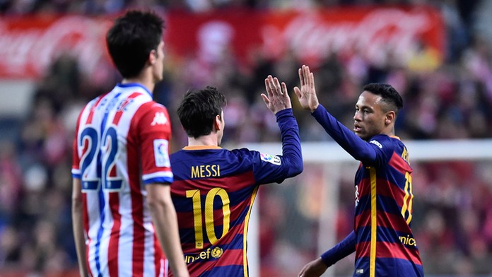 Hráč FC Barcelona Lionel Messi oslavuje strelenie gólu so spoluhráčom Neymarom do bránky Sporting de Gijon.