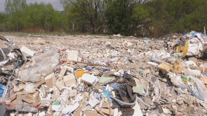 Medzi haldami odpadkov našli aj rozkladajúce sa telo zvieraťa.