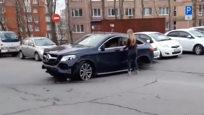 Mladá vodička na luxusnom mercedese.