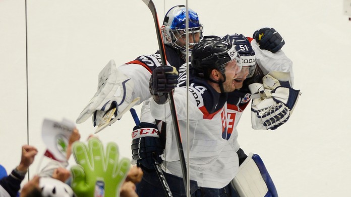 Radosť slovenských hokejistov po výhre nad Bieloruskom.
