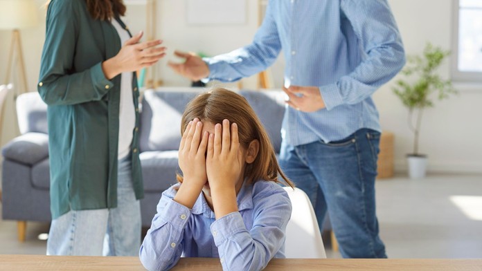 Smutné dieťa, rodičia sa hádajú 