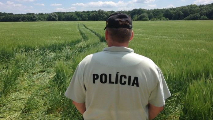 Na tomto poli vyjasol život parašutistu.