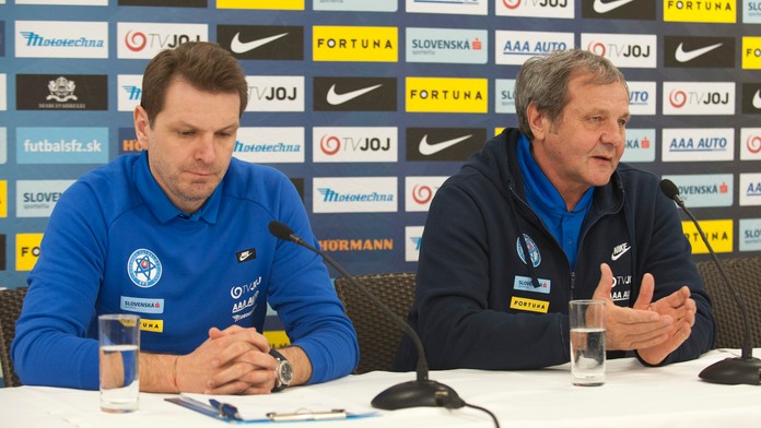 Tréner reprezentácie Ján Kozák a vľavo asistent Štefan Tarkovič počas tlačovej konferencie pred odchodom do SAE.
