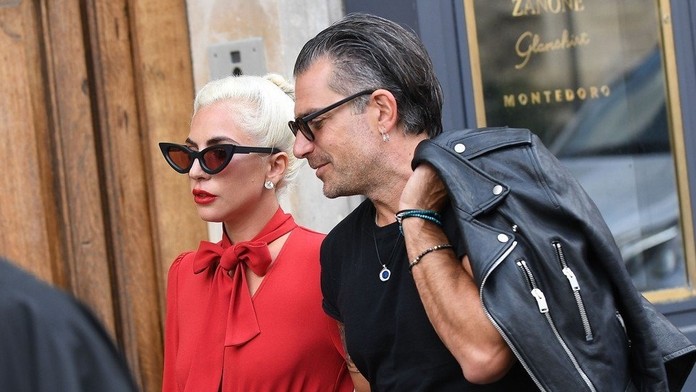Lady Gaga s priateľom Christianom Carinom v Paríži