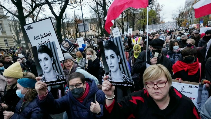 Smrť mladej ženy vyvolala v Poľsku protesty.