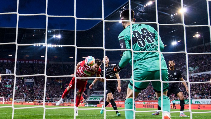 Hráč Augsburgu Dion Beljo strieľa gól v zápase 29. kola nemeckej Bundesligy