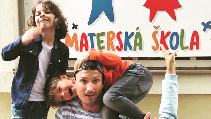 Ján Koleník s deťmi z Oteckov