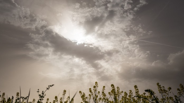 Saharský piesok sfarbil oblohu.