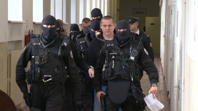 Členovia tzv. bankomatovej mafie na súde.