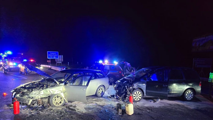 Desivo vyzerajúca nehoda v Kraľovanoch. Dve osoby utrpeli zranenia