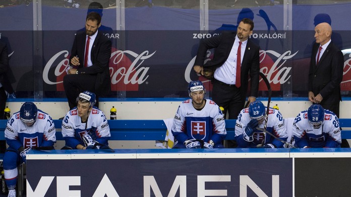 Na snímke, ktorú poskytol Riccardo Dalla Francesca, lietadlo Suchoj Superjet 100 horí po núdzovom pristátí.