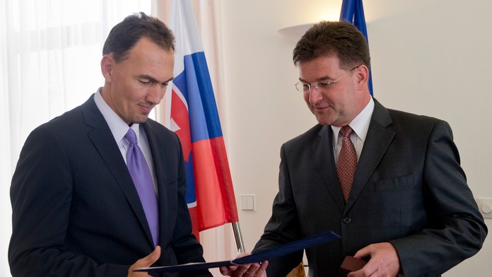 Minister zahraničných vecí Miroslav Lajčák odovzdal Zlatú plaketu za šírenie dobrého mena Slovenska v zahraničí Miroslavovi Šata