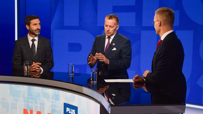 Ľudia pri električke v Tatrách.