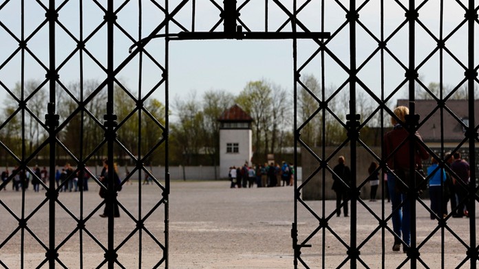 Vchod do bývalého koncentračného tábora v nemeckom Dachau.