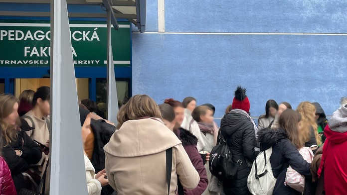 Na snímke študenti stoja pred Pedagogickou fakultou Trnavskej univerzity po evakuácii budovy z dôvodu nahlásenia bomby v Trnave.