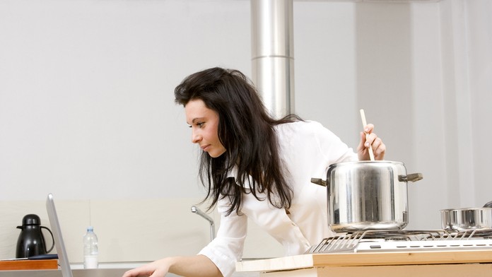 Študentka varí