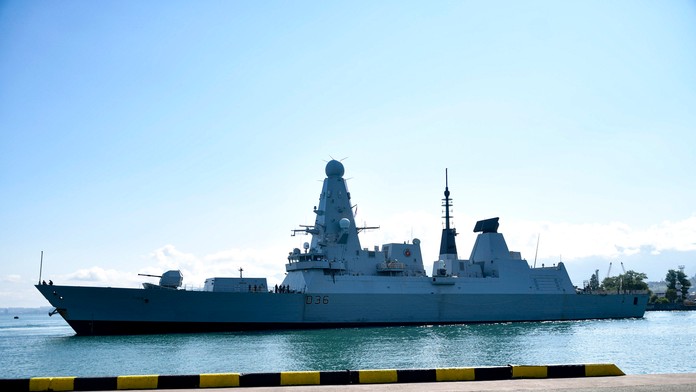 Britské vojenské plavidlo HMS Defender.