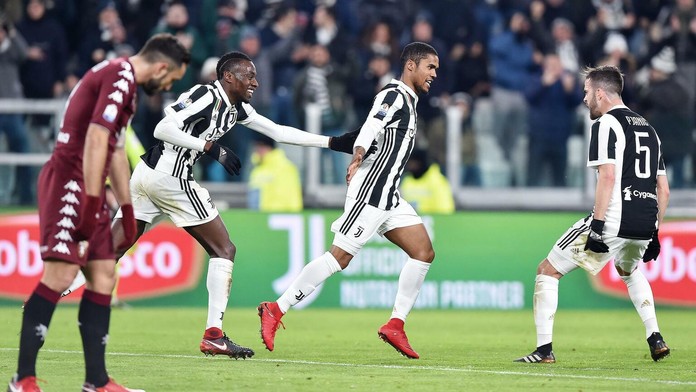 Douglas Costa (v strede) oslavuje so spoluhráčmi z Juventusu gól vo štvrťfinále pohára proti FC Turín.