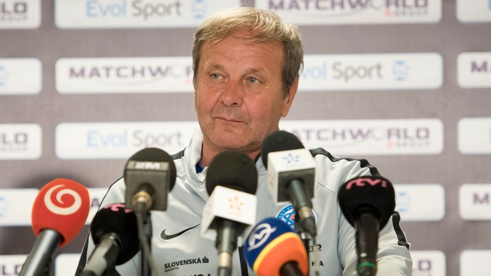 Na snímke tréner slovenskej futbalovej reprezentácie Ján Kozák počas tlačovej konferencie k zápasu Slovensko - Maroko.