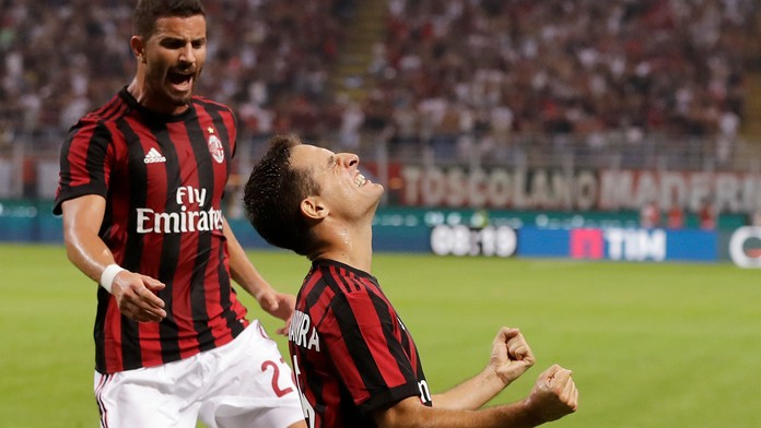 Giacomo Bonaventura (vpredu) z AC Milána jasá po góle v predkole EL proti Craiove.