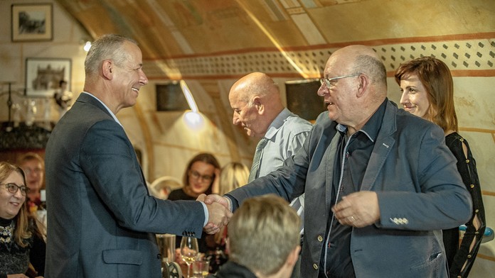 Ján Nosko, novozvolený primátor Banskej Bystrice, prijíma gratulácie.