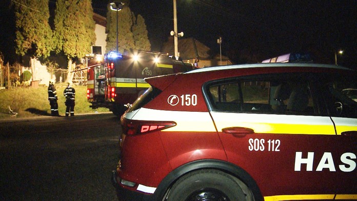 Hasiči pri horiacom dome.