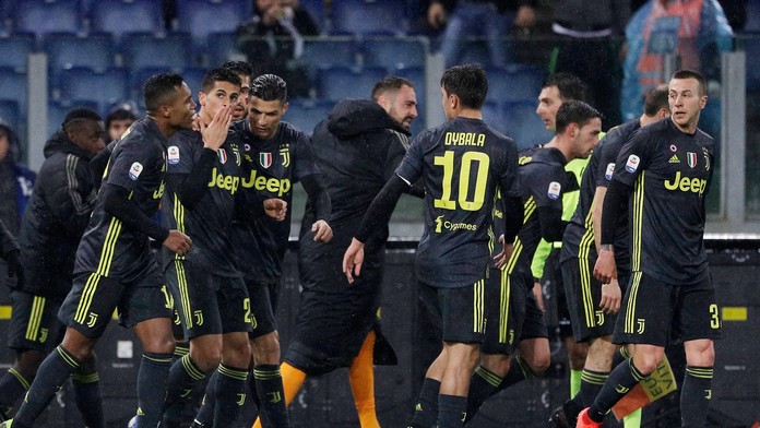 Robert Lewandowski z Bayernu oslavuje gól proti Stuttgartu.