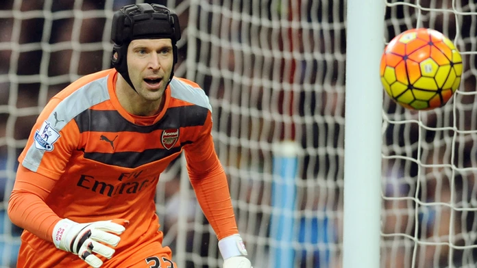 Brankár Arsenalu Londýn Petr Čech sleduje loptu vo futbalovom zápase anglickej Premier League.
