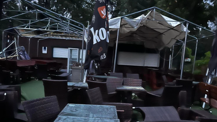 Na snímke zničený areál termálneho kúpaliska v Poľnom Kesove. 