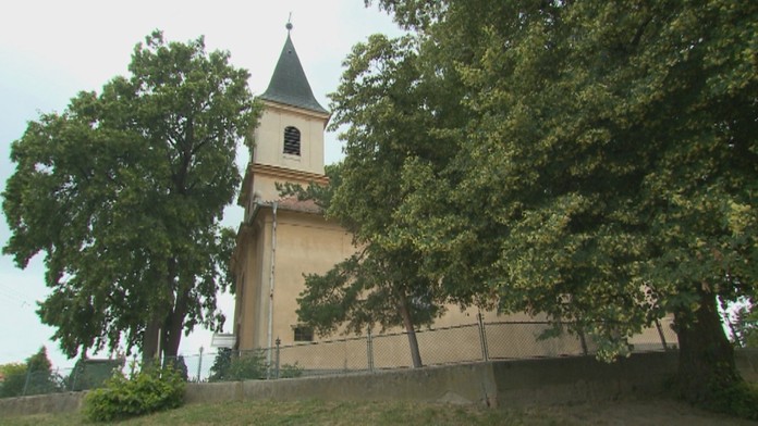 Materiálne škody po búrke v Dombressone  na severozápade Švajčiarska.