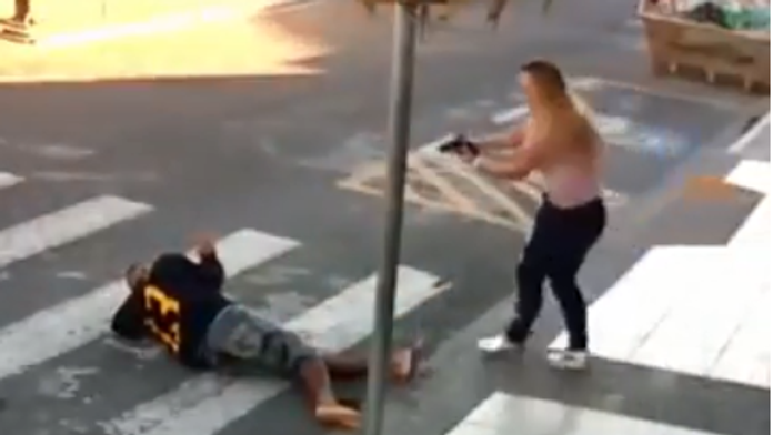 Odvážna matka neváhala ochrániť deti a ďalšie mamičky.