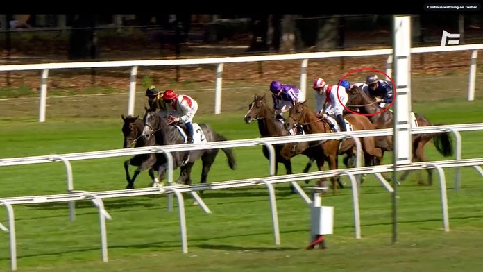 Šokujúci krok profesionála: Džokej sotil do súpera, ten skončil v kotrmelcoch na zemi