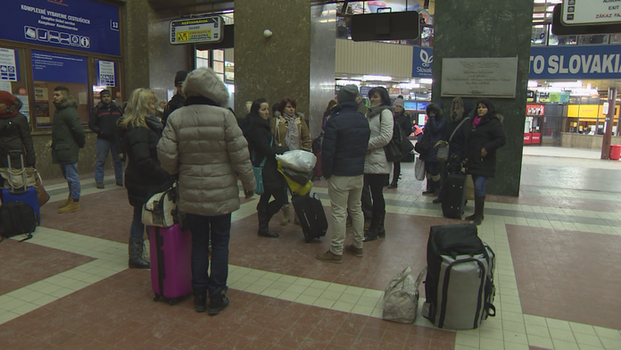Takto ľudia čakali niekoľko hodín na ďalší spoj
