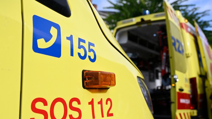 Medzi Košecou a Ladcami sa stala vážna nehoda. Zrazili sa dve osobné autá