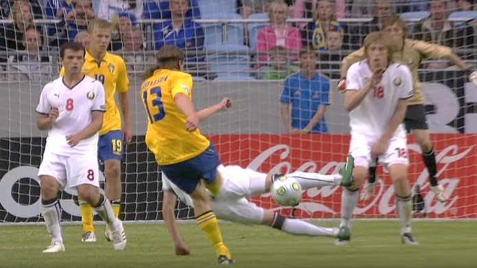 Švéd Gustaf Svensson strieľa gól Bielorusku.