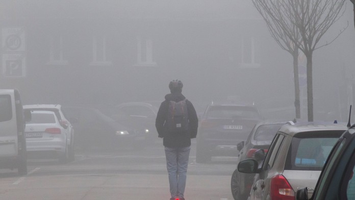 Na snímke muž jazdí na elektrokolobežke