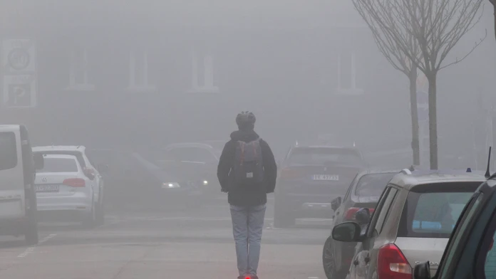 Na snímke muž jazdí na elektrokolobežke
