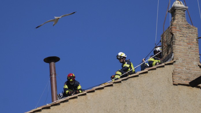 Na Sixtínsku kaplnku už namontovali komín