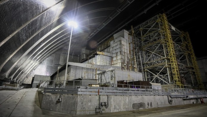 Černobyľský reaktor pod sarkofágom..jpg