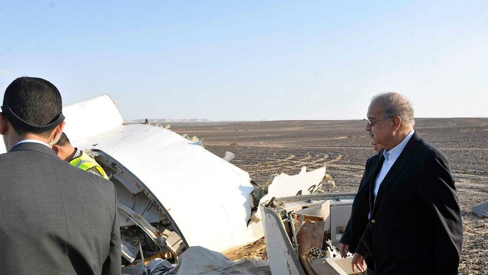 Egyptský premiér Šerif Ismail a ďalší štátni predstavitelia prišli na miesto nešťastia.