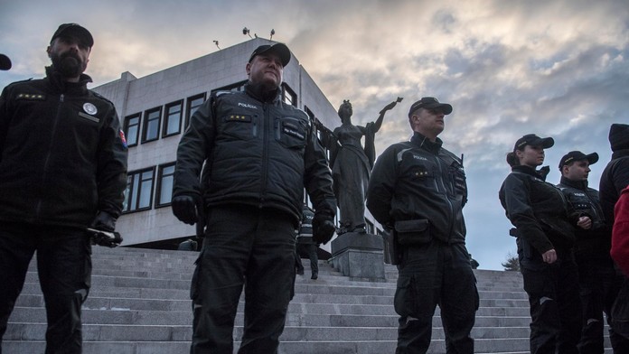 Policajné jednotky dohliadajú na účastníkov, ktorí pokračovali pred Národnú radu SR po skončení tichého pochodu.