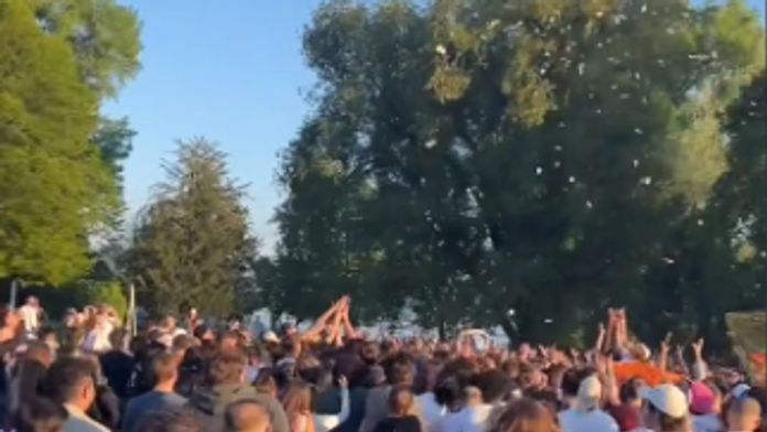 VIDEO: Chaos vo Švajčiarsku. Tiktoker so zlatou maskou sypal z neba peniaze, pri tlačenici sa zranilo dieťa