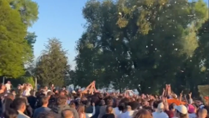 VIDEO: Chaos vo Švajčiarsku. Tiktoker so zlatou maskou sypal z neba peniaze, pri tlačenici sa zranilo dieťa
