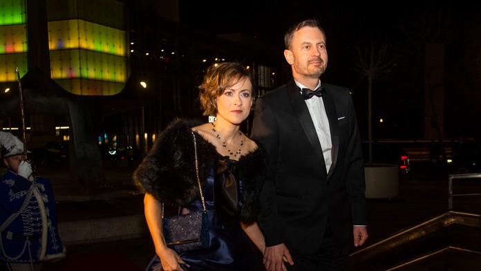 Na snímke sprava dočasne poverený premiér Eduard Heger (OĽANO) s manželkou Luciou